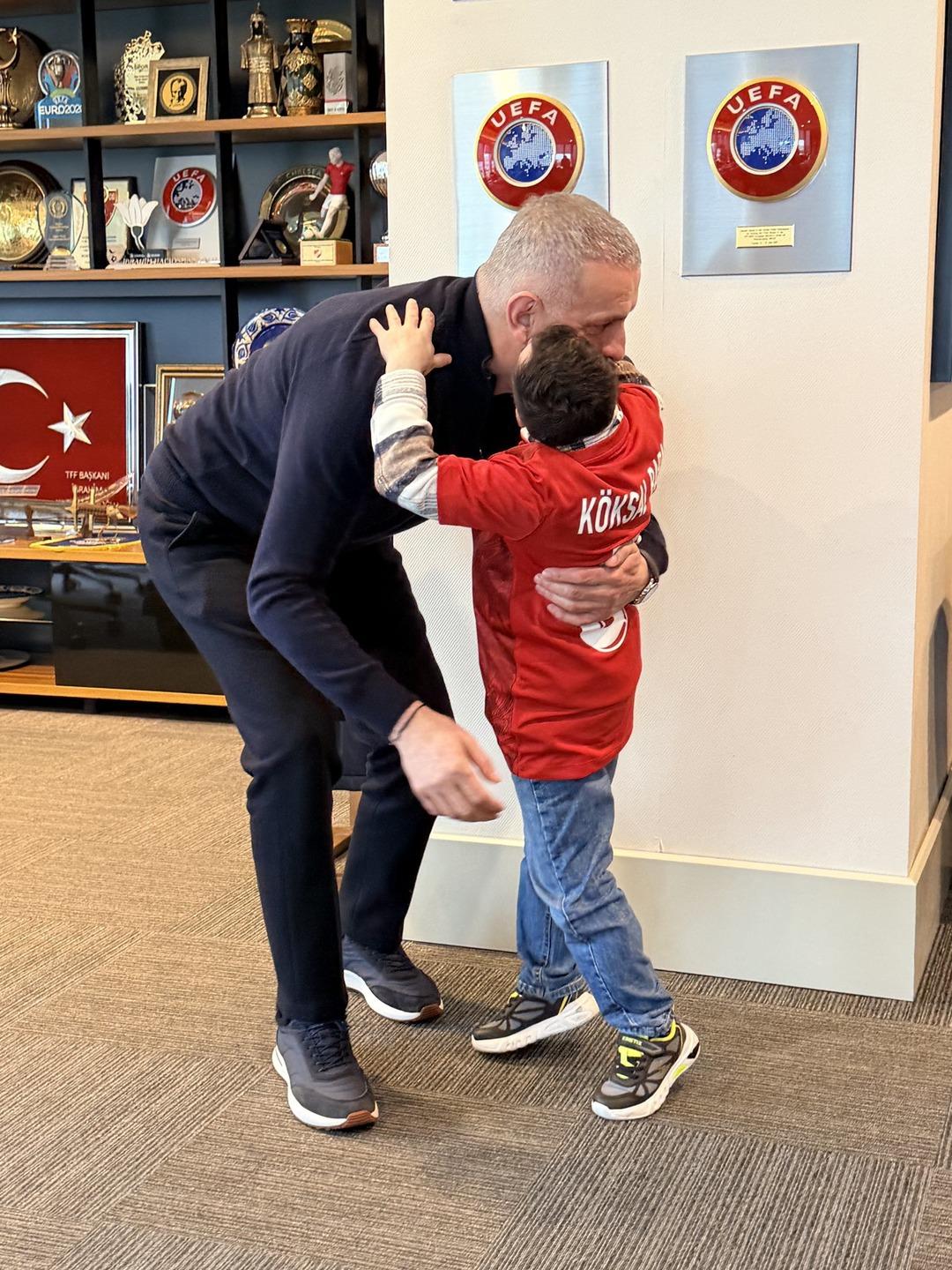 TFF Başkanı K&ouml;ksal Baba yı kucağına aldı! Spor programında kahkahalar havada u&ccedil;tu 2