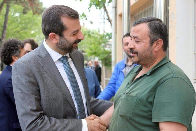 G&uuml;rsu Belediye Başkanı Işık, sokakta halkın sorunlarını dinliyor 1