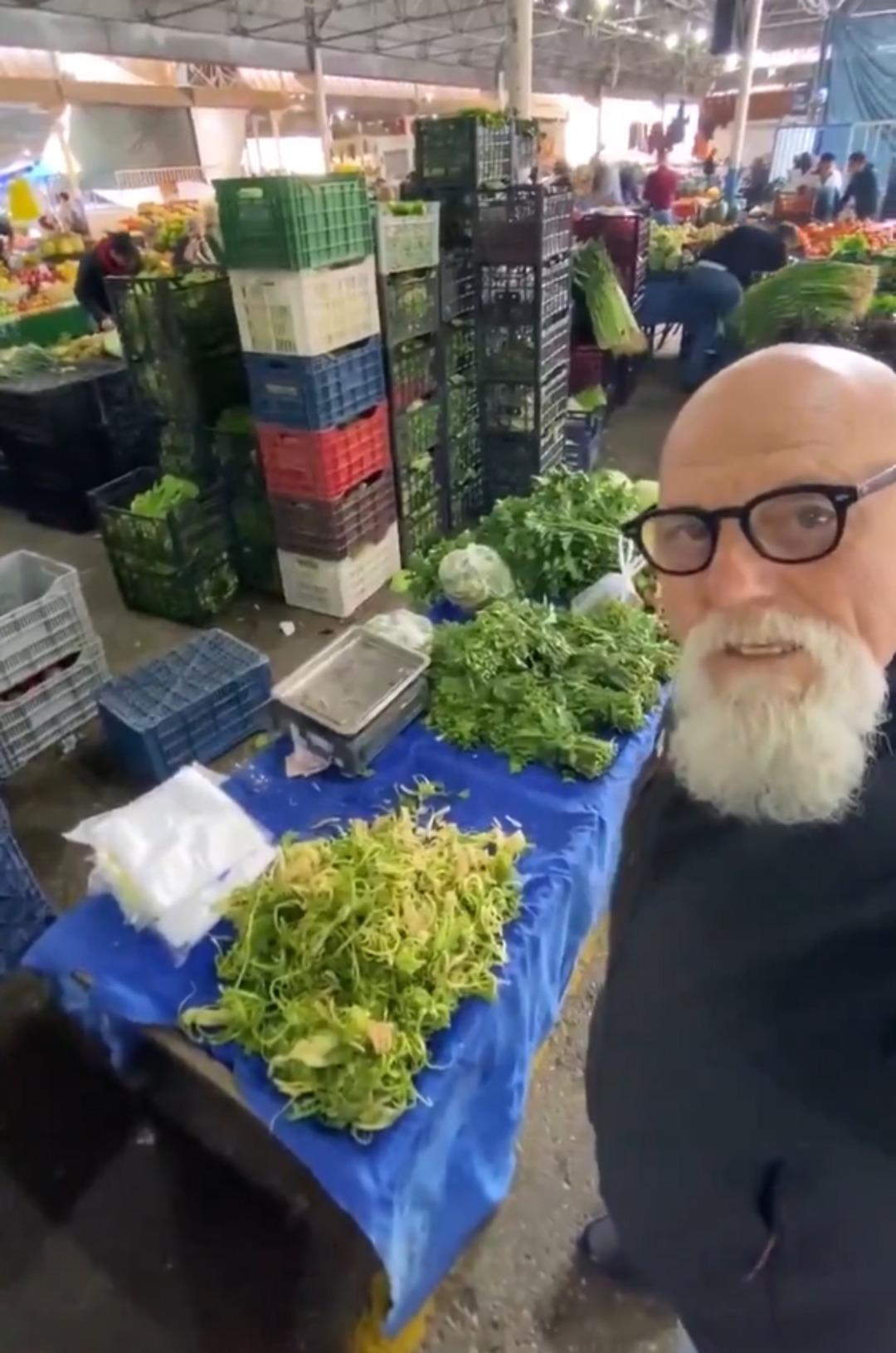 Pazarda çekilen görüntüler gündem oldu! "Et yiyemiyoruz diye Ege’ye geldik ama..." 400 liraya ot mu olur? 1