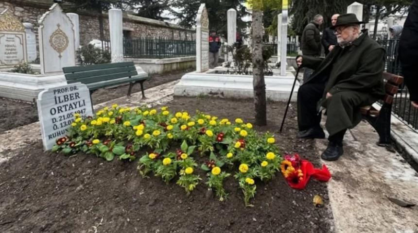 En son st&uuml;dyoda bir araya gelmişlerdi: Şimdi de mezar başında! Celal Şeng&ouml;r ve Fatih Altaylı'dan İlber Ortaylı'nın kabrine ziyaret