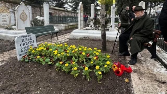 En son stüdyoda bir araya gelmişlerdi: Şimdi de mezar başında! Celal Şengör ve Fatih Altaylı'dan İlber Ortaylı'nın kabrine ziyaret