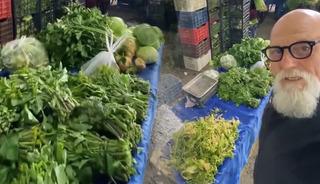 Pazarda &ccedil;ekilen g&ouml;r&uuml;nt&uuml;ler g&uuml;ndem oldu! "Et yiyemiyoruz diye Ege&rsquo;ye geldik ama..." 400 liraya ot mu olur?