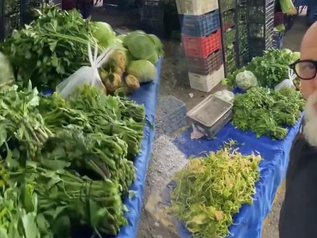 Pazarda &ccedil;ekilen g&ouml;r&uuml;nt&uuml;ler g&uuml;ndem oldu! "Et yiyemiyoruz diye Ege&rsquo;ye geldik ama..." 400 liraya ot mu olur?