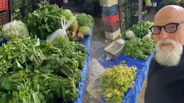 Pazarda çekilen görüntüler gündem oldu! Et yiyemiyoruz diye Ege’ye geldik ama... 400 liraya ot mu olur?