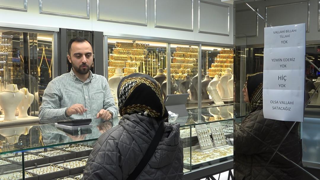 Altın t&uuml;kendi, kuyumcunun camındaki yazı şaşırttı:  Vallahi, billahi, tillahi  3
