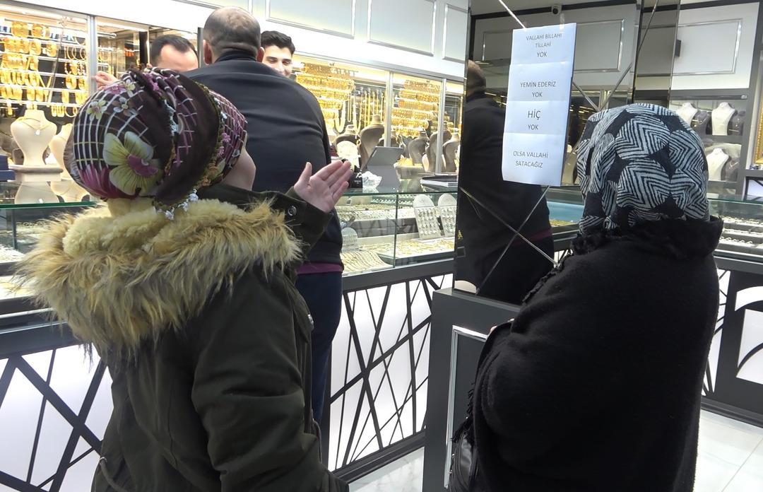 Altın t&uuml;kendi, kuyumcunun camındaki yazı şaşırttı:  Vallahi, billahi, tillahi  4
