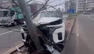 Diyarbakır&rsquo;da otomobil ref&uuml;je &ccedil;ıkıp direğe &ccedil;arptı: 1 yaralı