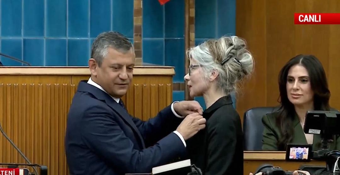 Son dakika | Emine &Uuml;lker Tarhan yeniden CHP de! Rozetini &Ouml;zg&uuml;r &Ouml;zel taktı 1