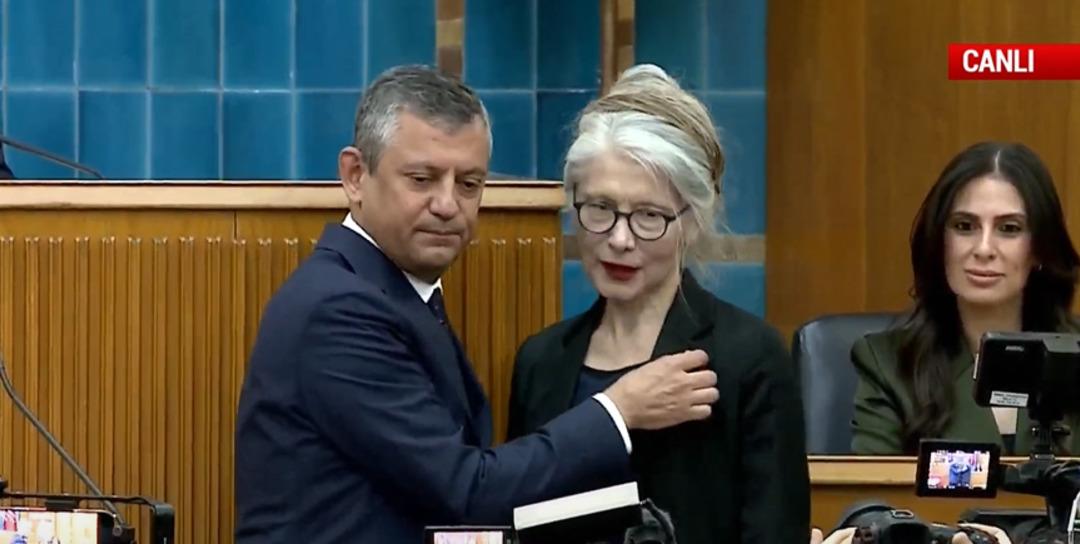 Son dakika | Emine &Uuml;lker Tarhan yeniden CHP de! Rozetini &Ouml;zg&uuml;r &Ouml;zel taktı 2