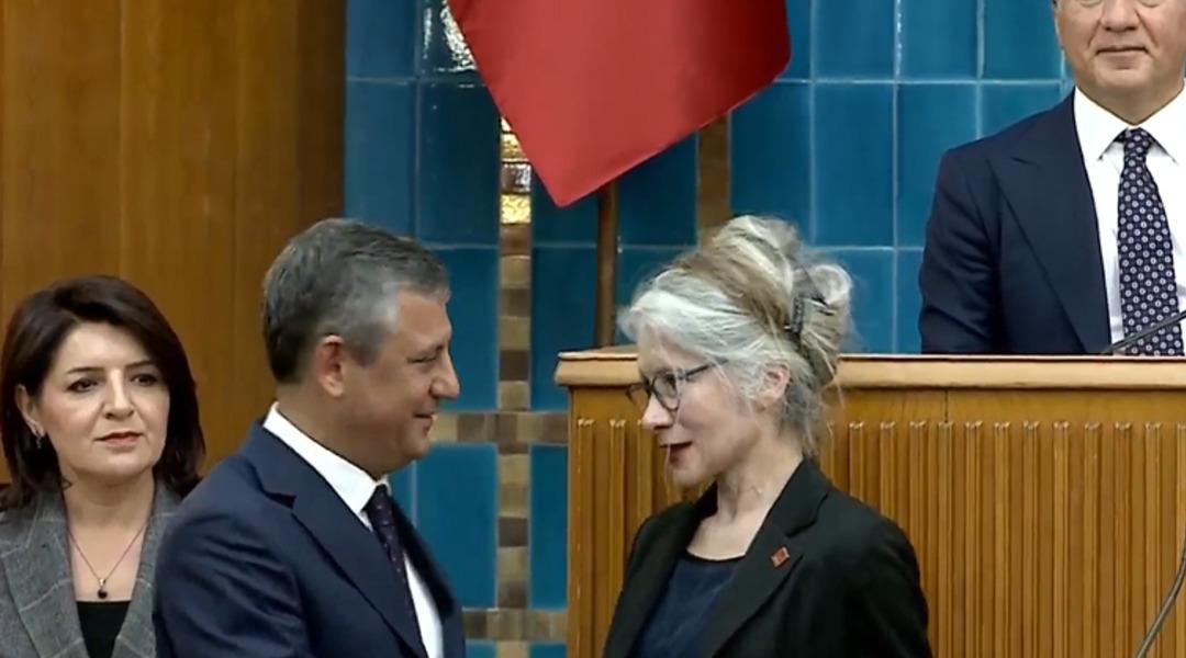 Son dakika | Emine &Uuml;lker Tarhan yeniden CHP de! Rozetini &Ouml;zg&uuml;r &Ouml;zel taktı 3