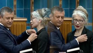 Son dakika | Emine &Uuml;lker Tarhan yeniden CHP'de! Rozetini &Ouml;zg&uuml;r &Ouml;zel taktı