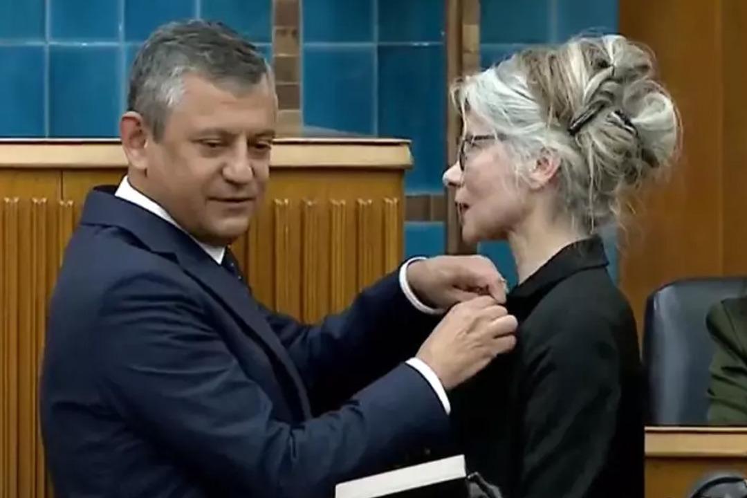 12 yıl &ouml;nce ayrılmıştı! Emine &Uuml;lker Tarhan CHP ye d&ouml;nd&uuml; 1