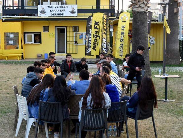 Aliağasporlu futbolculardan Yeniçeriler Derneğine ziyaret