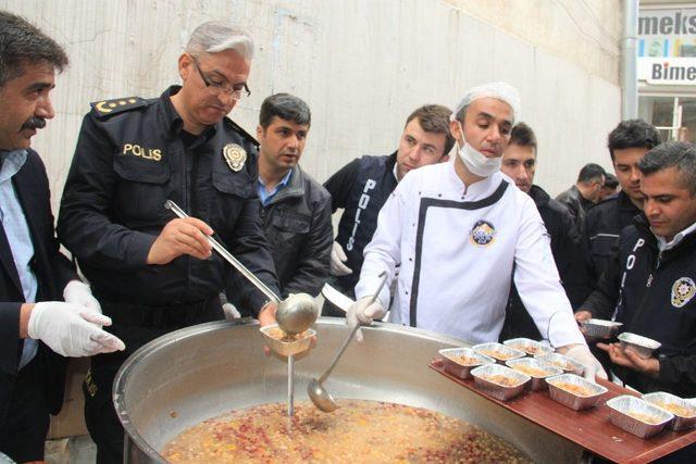 Şehitler için mevlit okutulup aşure ikram edildi