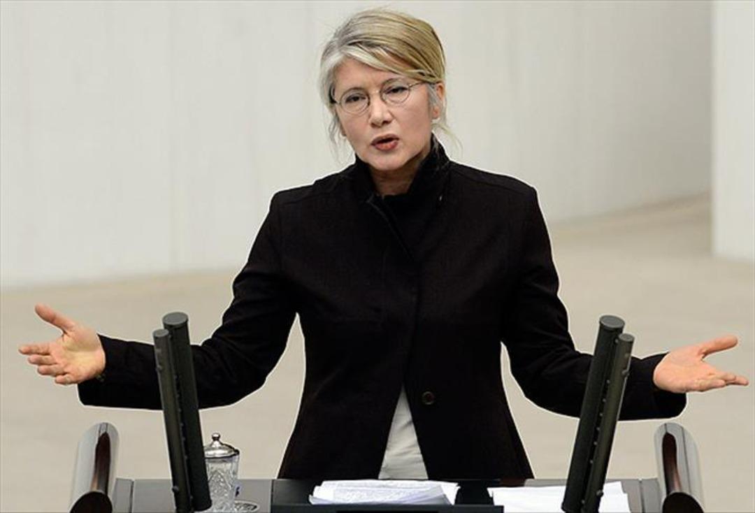 Son dakika | Emine &Uuml;lker Tarhan yeniden CHP de! Rozetini &Ouml;zg&uuml;r &Ouml;zel taktı 4