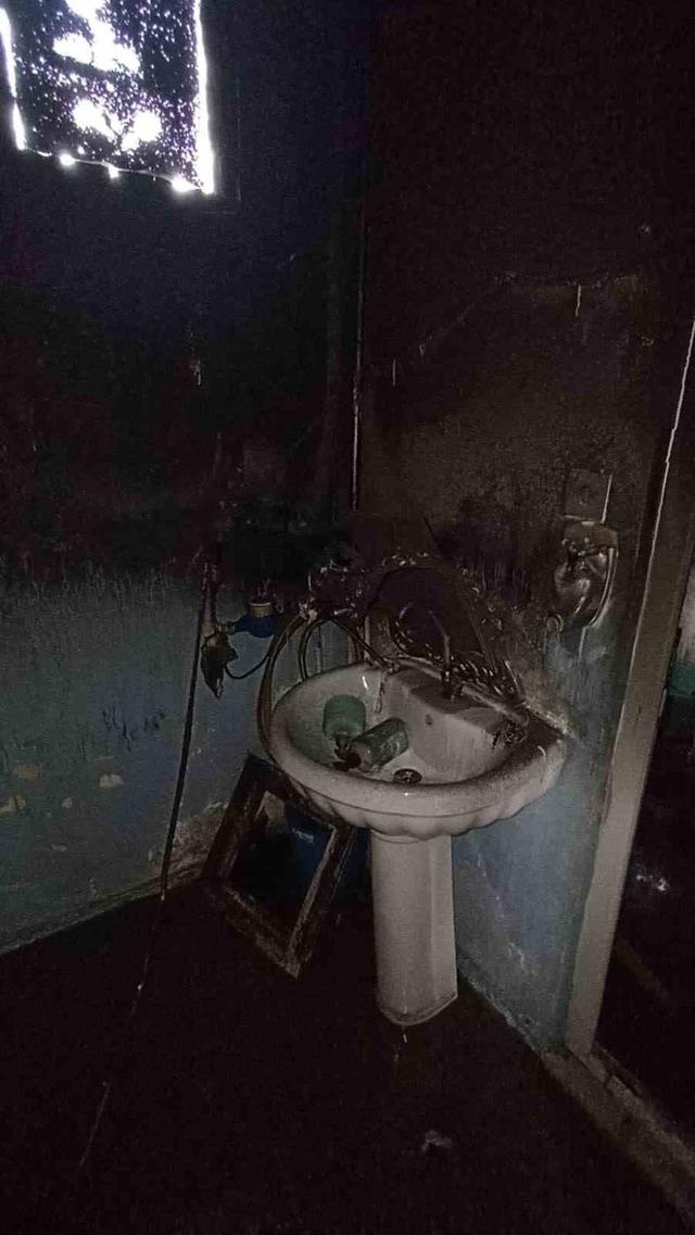 Yangın bir evi k&uuml;le &ccedil;evirdi 5