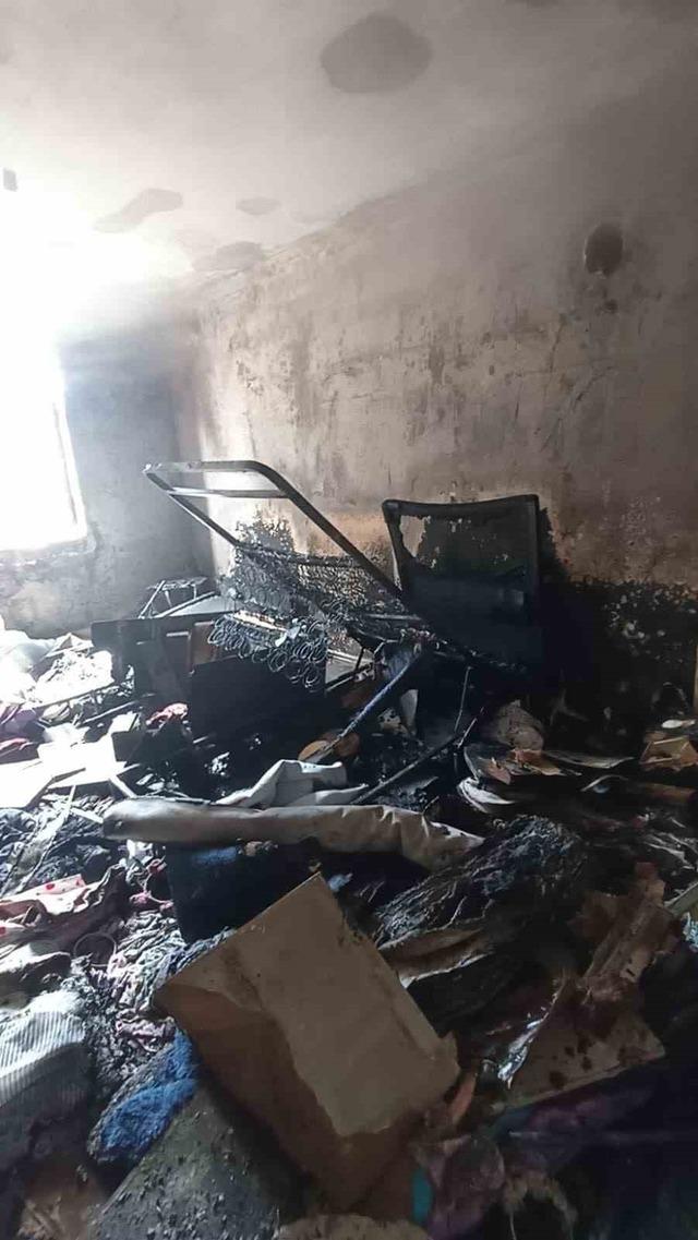 Yangın bir evi k&uuml;le &ccedil;evirdi 3