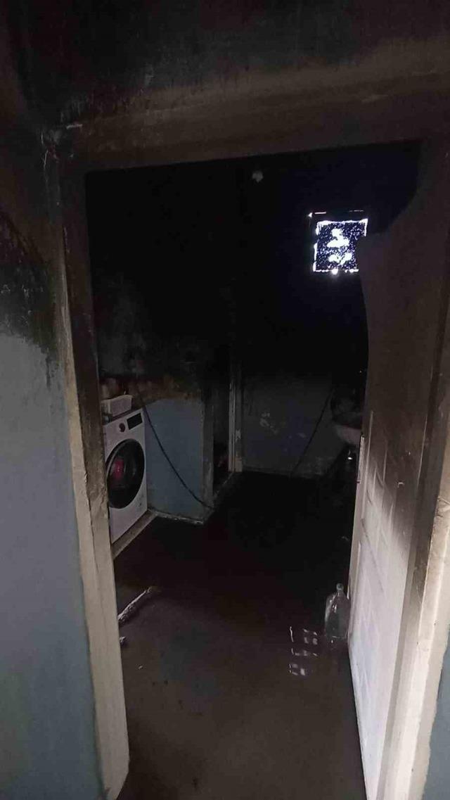 Yangın bir evi k&uuml;le &ccedil;evirdi 2