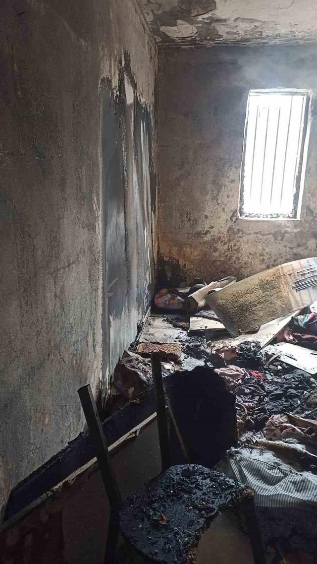 Yangın bir evi k&uuml;le &ccedil;evirdi 1