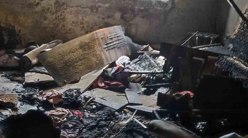 Yangın bir evi k&uuml;le &ccedil;evirdi