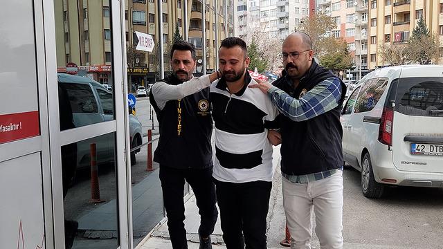 Babasını boğarak katletti, cesediyle aynı evde kaldı!