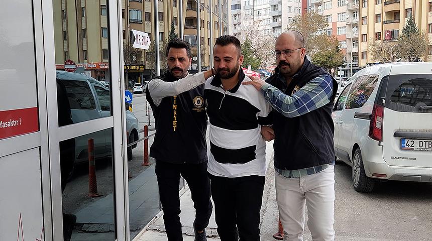 Babasını boğarak katletti, cesediyle aynı evde kaldı!