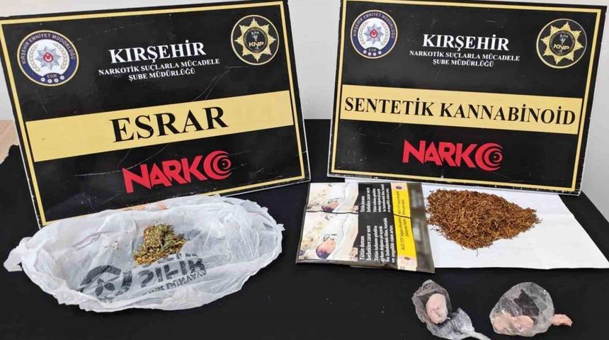 Ara&ccedil;ta uyuşturucu ele ge&ccedil;irildi! 2 tutuklama