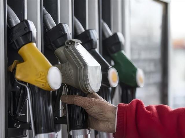 Petrol artınca bir &uuml;lkede plaka bazlı kısıtlama: 1 g&uuml;n trafiğe &ccedil;ıkamayacaklar