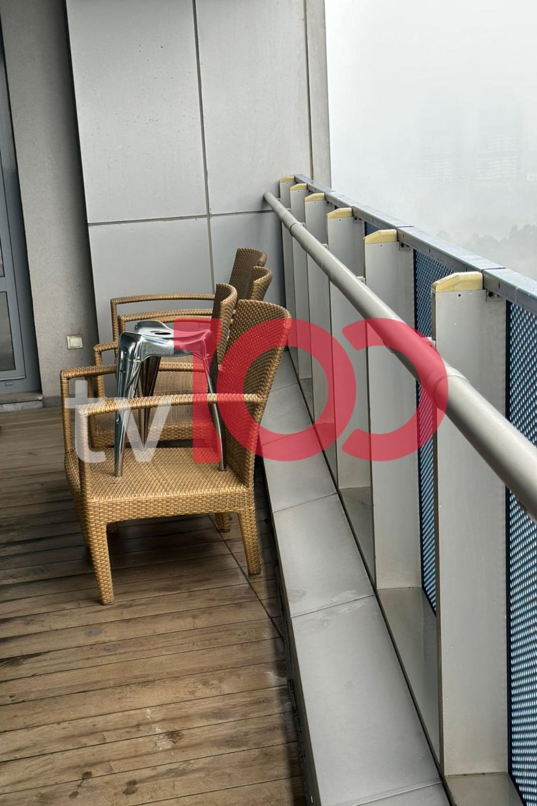 Erol K&ouml;se nin balkonunda &ccedil;ekildi! Gizemi &ccedil;&ouml;zecek tabure b&ouml;yle g&ouml;r&uuml;nt&uuml;lendi 2