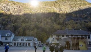 3 ay karanlıkta kalan kasaba &ldquo;g&uuml;neşi satın aldı&rdquo;!