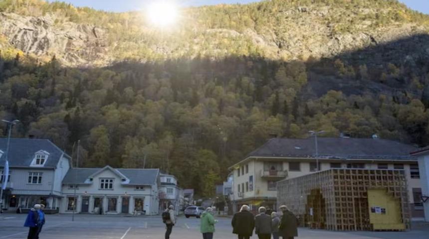 3 ay karanlıkta kalan kasaba &ldquo;g&uuml;neşi satın aldı&rdquo;!