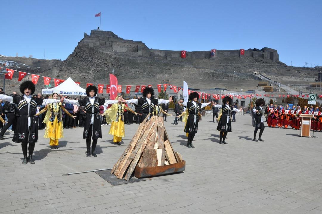 Tarihi kalede Nevruz coşkusu: Ateş yakıldı, halaylar &ccedil;ekildi 1