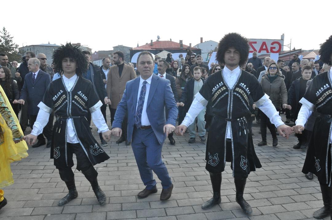 Tarihi kalede Nevruz coşkusu: Ateş yakıldı, halaylar &ccedil;ekildi 6