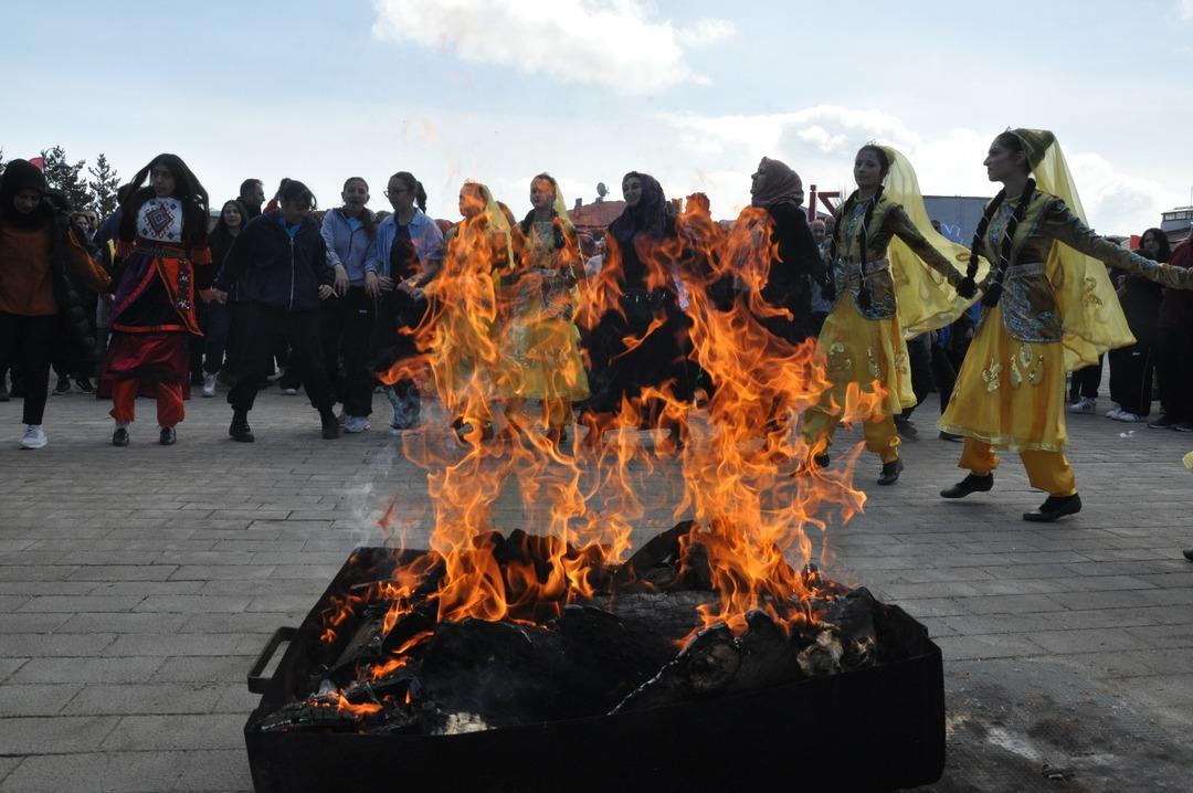Tarihi kalede Nevruz coşkusu: Ateş yakıldı, halaylar &ccedil;ekildi 7