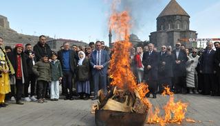Tarihi kalede Nevruz coşkusu: Ateş yakıldı, halaylar &ccedil;ekildi