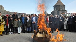 Tarihi kalede Nevruz coşkusu: Ateş yakıldı, halaylar çekildi