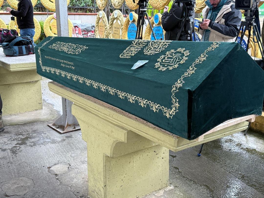 Erol K&ouml;se son yolculuğuna uğurlandı! Cenazede dikkat &ccedil;eken g&uuml;venlik şeridi 1