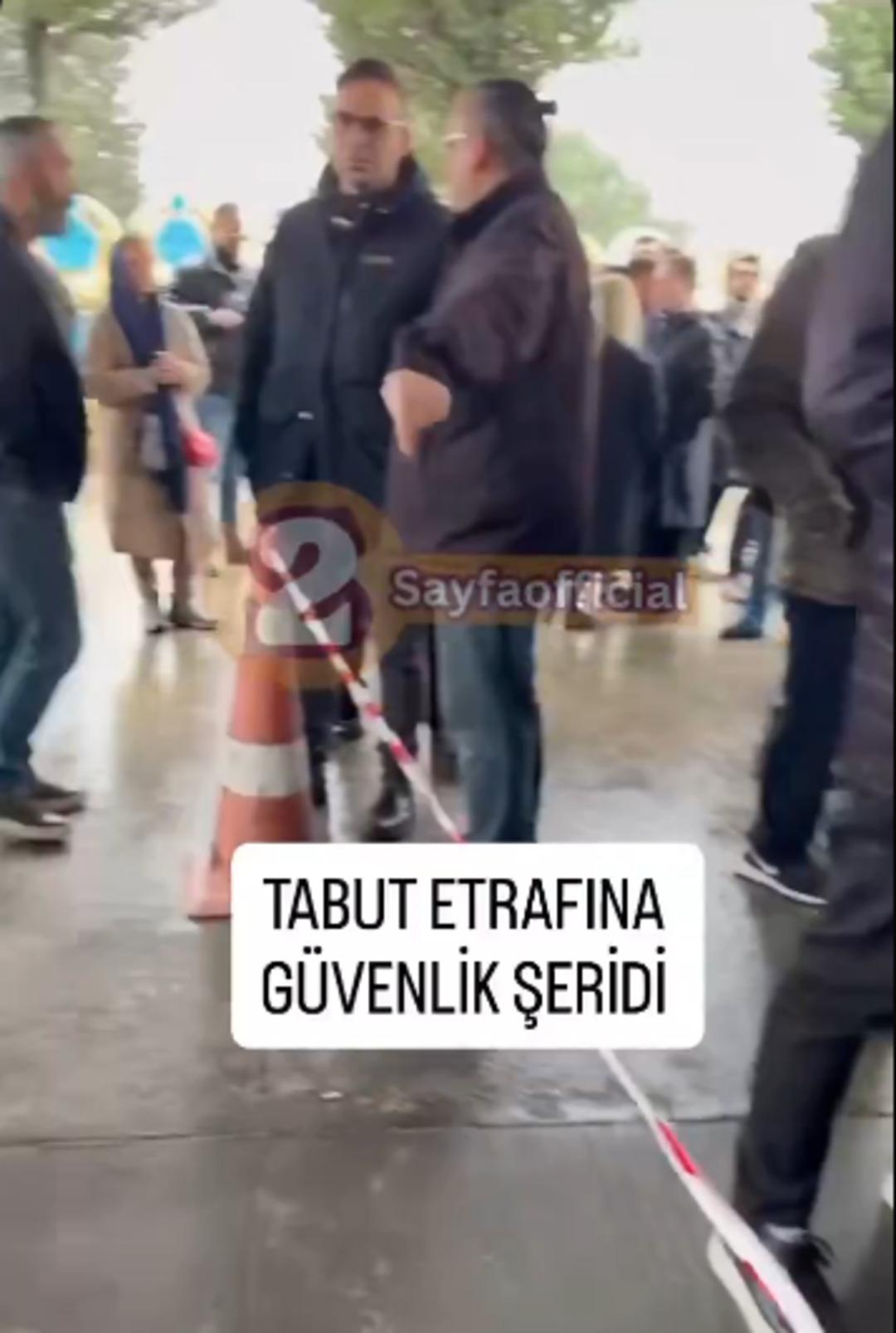 Erol K&ouml;se son yolculuğuna uğurlandı! Cenazede dikkat &ccedil;eken g&uuml;venlik şeridi 2