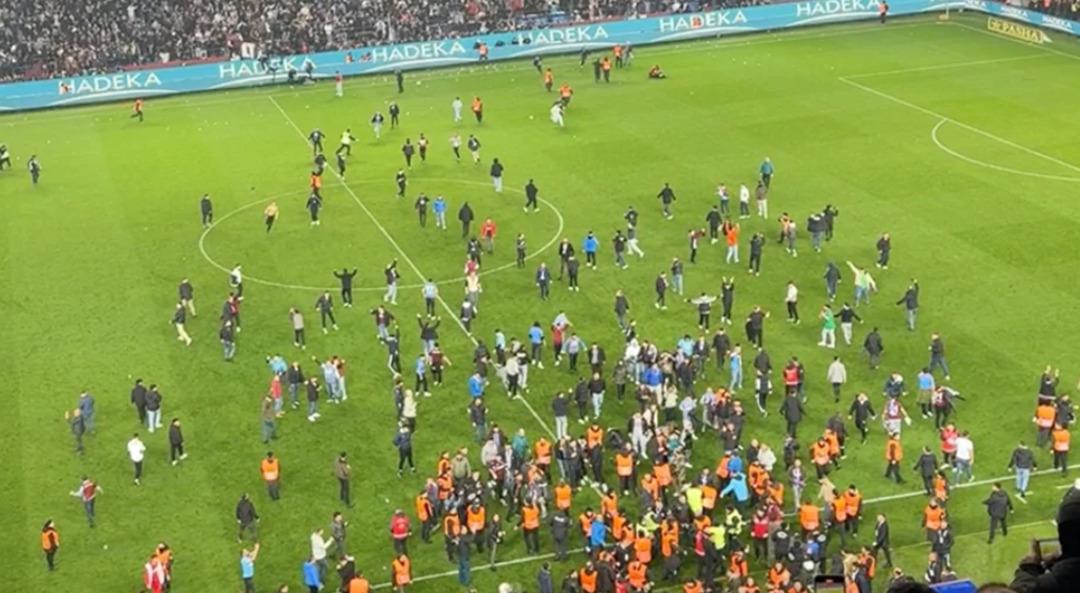 Trabzonspor-Fenerbah&ccedil;e ma&ccedil;ı sonrası yaşanan olaylarla mahkeme kararını a&ccedil;ıkladı! İşte verilen cezalar... 3