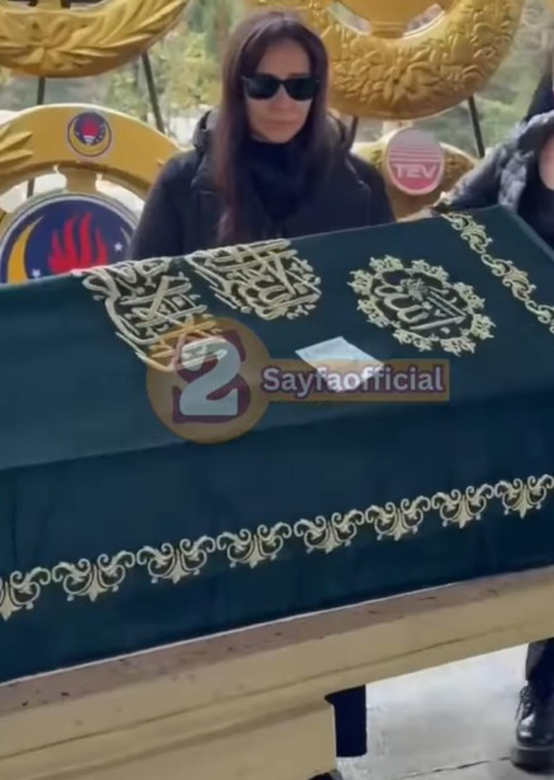 Erol K&ouml;se nin cenaze t&ouml;reninde dikkat &ccedil;eken g&ouml;r&uuml;nt&uuml;:  Cenazemi o isme emanet edin  15 g&uuml;venlik tutuldu 2