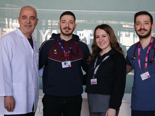 Doktor &uuml;&ccedil; kardeş, babalarıyla aynı hastanede g&ouml;rev yapıyor