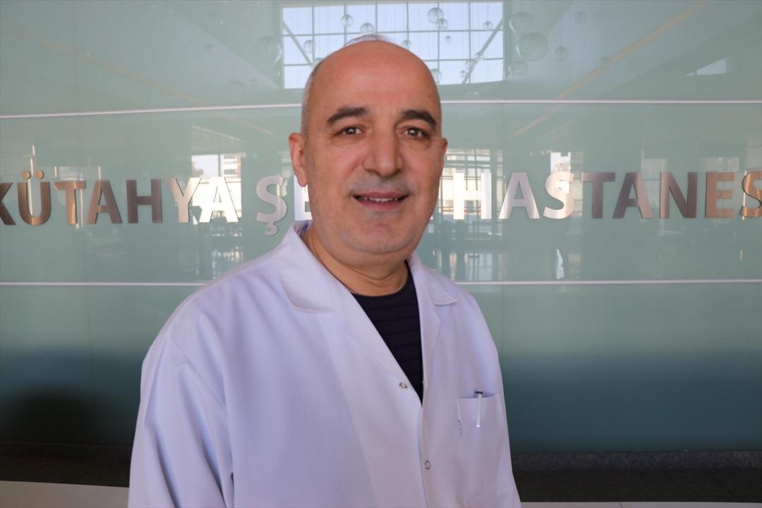 Doktor &uuml;&ccedil; kardeş, babalarıyla aynı hastanede g&ouml;rev yapıyor 1