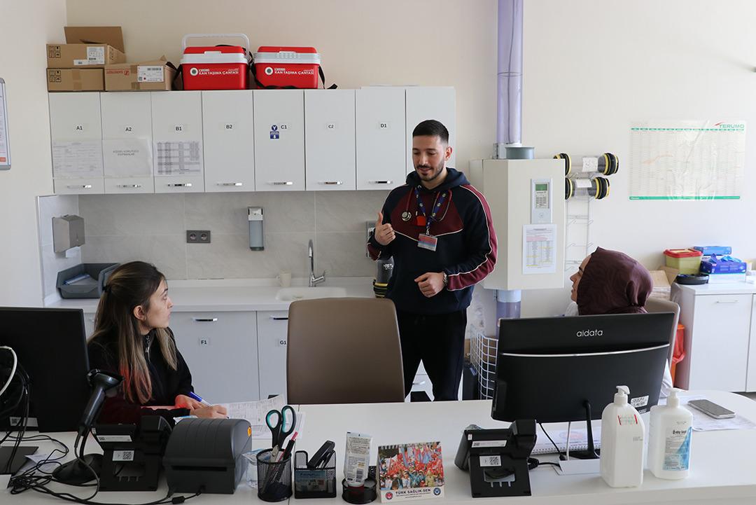 Doktor &uuml;&ccedil; kardeş, babalarıyla aynı hastanede g&ouml;rev yapıyor 2