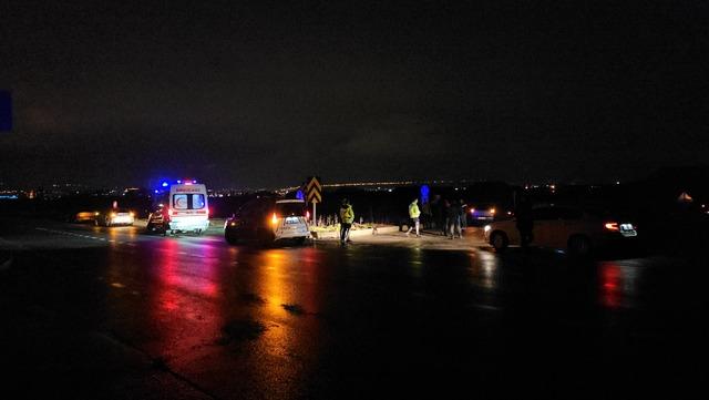 &Ccedil;orum da polis aracı ile otomobil &ccedil;arpıştı, 3 kişi yaralandı 2