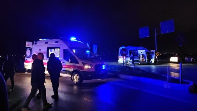 &Ccedil;orum da polis aracı ile otomobil &ccedil;arpıştı, 3 kişi yaralandı 1