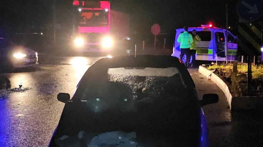 &Ccedil;orum'da polis aracı ile otomobil &ccedil;arpıştı, 3 kişi yaralandı