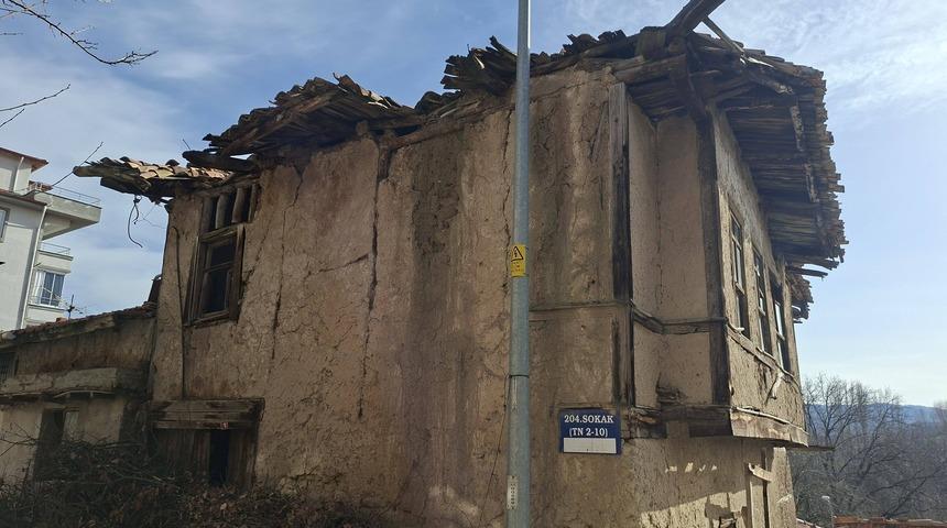 Hisarcık'ta k&uuml;lt&uuml;r varlığı stat&uuml;s&uuml;ndeki binalar risk oluşturuyor