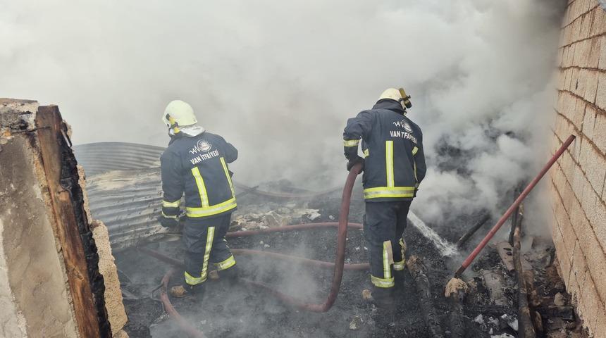 Er&ccedil;iş'te ahır ve odunluk yangını