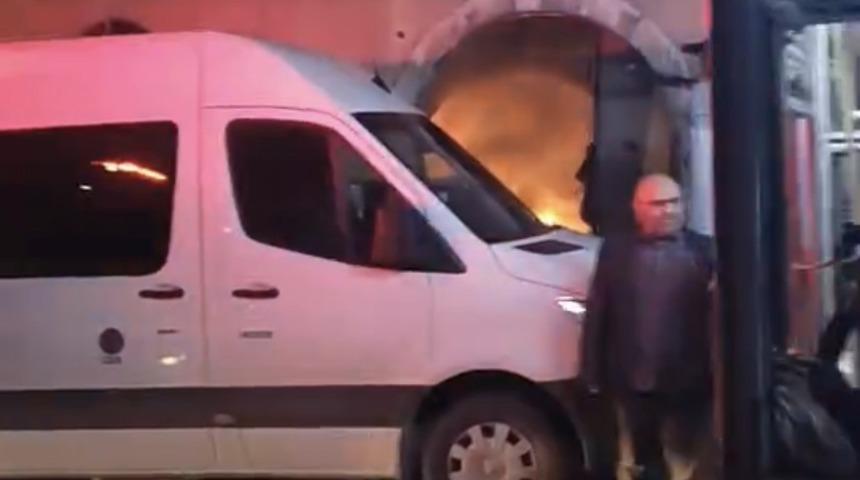 Bursa'da tarihi binada &ccedil;ıkan yangın s&ouml;nd&uuml;r&uuml;ld&uuml;