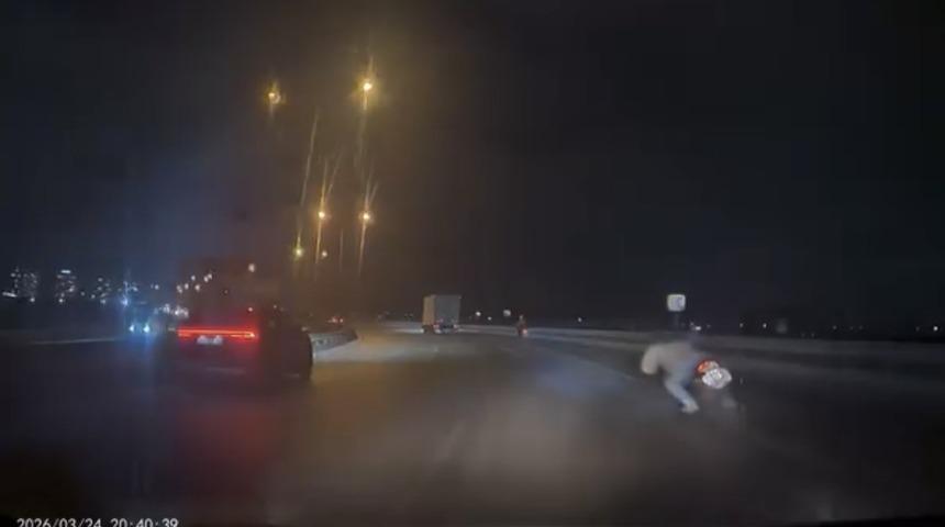 Bursa'da motosiklet kazası kamerada : S&uuml;r&uuml;c&uuml; yola b&ouml;yle savruldu